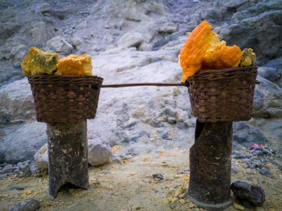 Abgebauter Schwefel im Ijen Krater