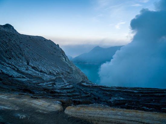 Aussicht auf den Ijen Krater mit dem Kratersee im Hintergrund