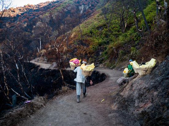 Abstieg vom Ijen Krater