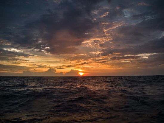 Sonnenuntergang nach dem Auftauchen vom Tauchgang.