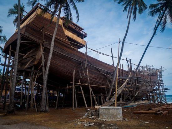 Traditionelles Frachtschiff am Strand von Bira