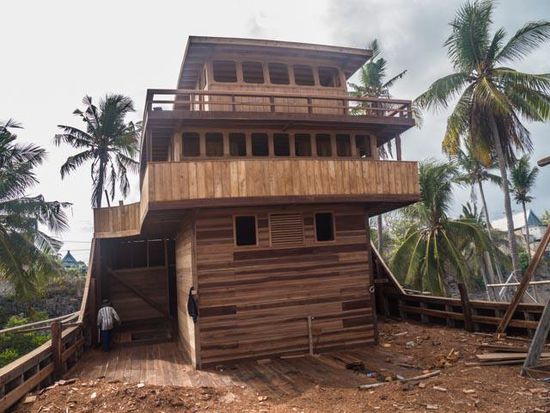 Traditionelles Frachtschiff am Strand von Bira