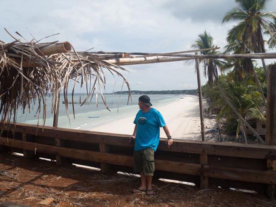 Traditionelles Frachtschiff am Strand von Bira