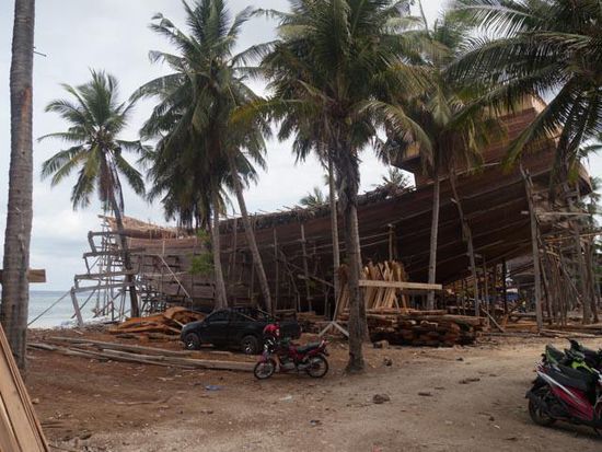 Traditionelles Frachtschiff am Strand von Bira