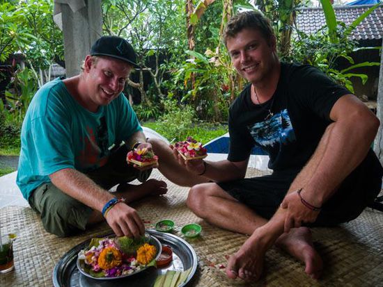Remo und Ich beim Blumenkorb herstellen für die Götter