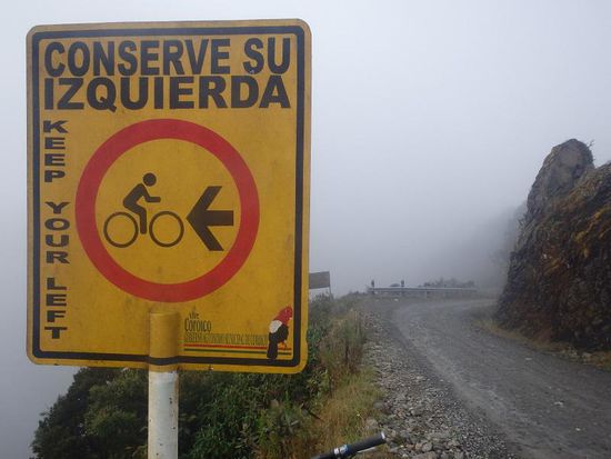 Die einzige Strasse in Bolivien mit Linksverkehr