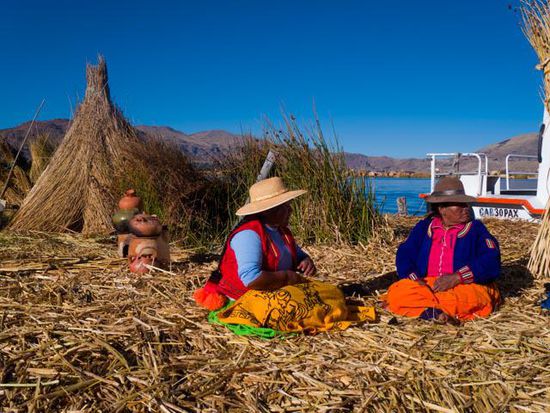 Einheimische Frauen bei der Arbeit. Floating Island