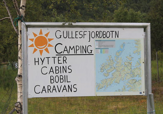 Der Gullesfjordbotncampingplatz lag ganz idyllisch am Gullesfjord. Hier hatten wir eine mittelgroße Hütte für 3-5 Personen gemietet.