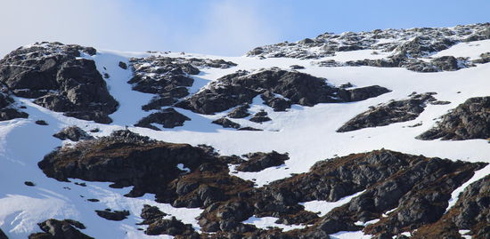 Hier unterschied sich das Landschaftsbild doch sehr von dem in den Lofoten. Es war einsamer, wilder und auf den Bergkuppen lag noch viel mehr Schnee.