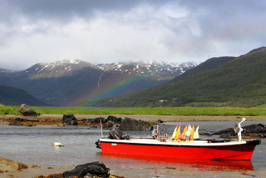 Und auch hier zeigte sich nach kurzer Zeit wieder ein Regenbogen. Schön, wie sich seine Farben mit dem Blau des Wassers und dem Grün der Berghänge vermischen.