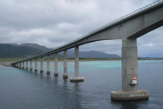 Jetzt konnten wir unser Urlaubsgebiet noch einmal von einer ganz anderen Seite betrachten und sahen bei der Einfahrt in den Trollfjord sogar zwei Seeadler.