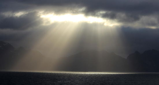 Wir warteten bis kurz nach Mitternacht und suchten uns dann ein stilles Schlafplätzchen auf einem Sofa auf dem Panoramadeck. Diesmal haben wir sogar ein wenig schlafen können.
