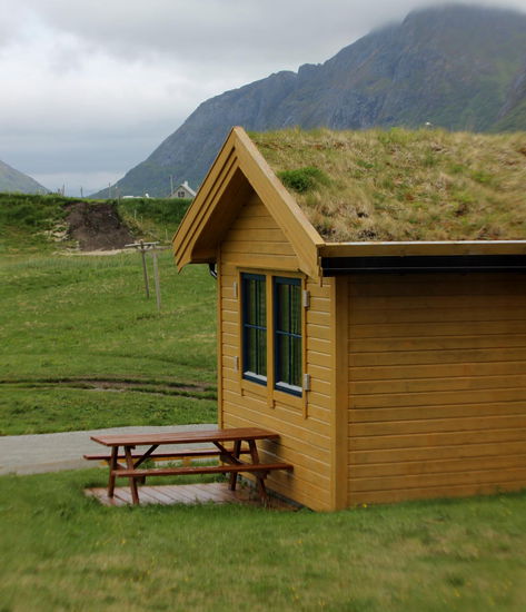 Dieses Bild zeigt unser Quartier für zwei Tage: Ein 3-Bett-Zimmer im Strandhaus auf dem Campingplatz SKAGEN bei Ramberg.