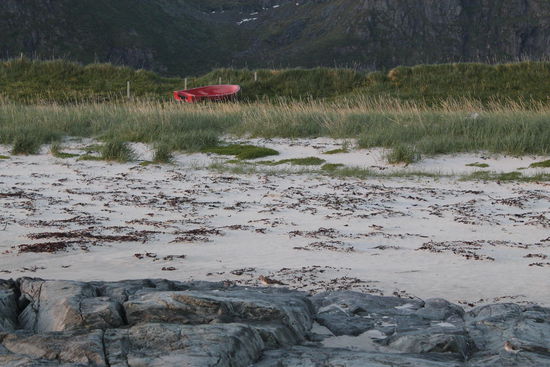 Hier, direkt beim Campingpalatz machte ich bei einem kleinen Spaziergang schöne Aufnahmen des Strandes. Leider war es sehr kalt. Ich trug Winterjacke, Mütze, Schal und Handschuhe. Das sollte sich auch in den folgenden Tagen kaum ändern.