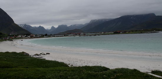 Auch am Strand von Ramberg waren Holzgerüste aufgestellt, auf denen Stockfische zum Trocknen aufgehängt waren.