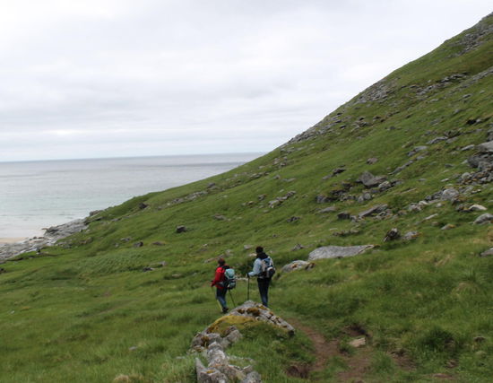 Der Weg war einfach zu gehen, und unten am Strand sah man ein paar junge Leute, die dort ihre Zelte aufgetellt hatten. Wie schön musste es sein, hier unter der Mitternachtssonne am Meer zu sitzen!