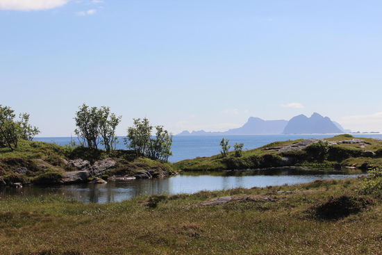 Es war herrlich, durch das weiche Moos zu laufen. Sogar einen kleinen See haben wir hier oben entdeckt. Versteckt zwischen den Felsen und Hügeln standen ein paar Zelte, und Angler versuchten unten am Wasser ihr Glück.