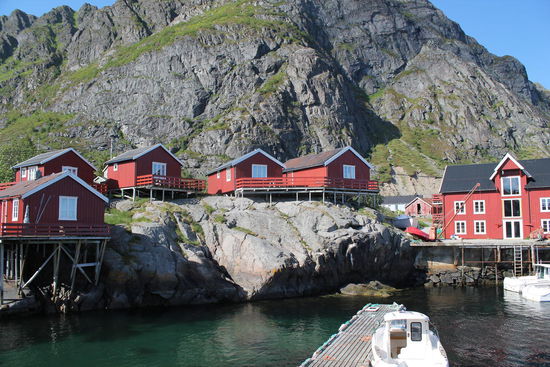 Die roten Fischerhäuser, auf Holzstelzen am Wasser gebaut, sind ganz charakteristisch für die Lofoten. So schön aber wie hier in A und Reine, habe ich sie später nicht mehr gesehen. Das Landschaftsbild änderte sich ohnehin sehr stark, als wir Richtung Norden und später dann in die Vesteralen fuhren.