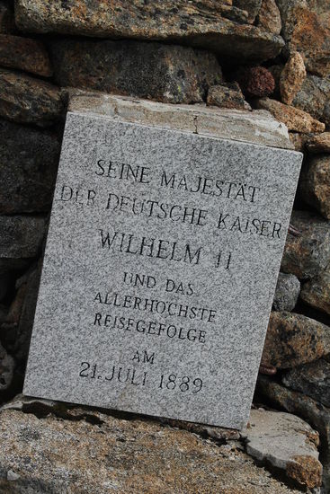 Oben auf dem Digermulkollen war ein Gedenkstein zu sehen, der einem deutschen Kaiser gewidmet war, der zweimal den Berg bestieg.