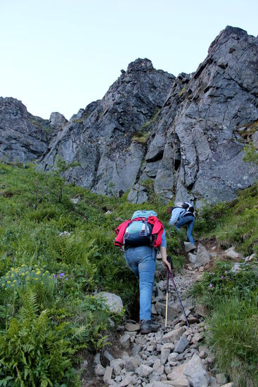 Doch schon wenige Minuten später ging es richtig zur  Sache und hin und wieder mussten wir sogar unsere Hände zur Hilfe nehmen. An Bäumen, Grasbüscheln und Seilen, die an den ganz steilen Stellen befestigt waren, zogen wir uns nach oben.