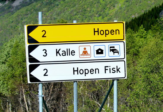 Schön war anschließend, nachdem sich das Wetter gebessert hatte, ein Spazierganz etwas abseits bei Kalle ans Meer. Die Wildcamper hier hatten es wirklich gut: Felsen zum Angeln, schneebedeckte Gipfel, ein See, ebene, weiche Wiesengelände, Kletterfelsen und ein plätschernder Bach.