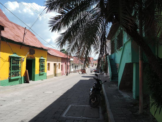 Eine der Hauptstrassen in Flores