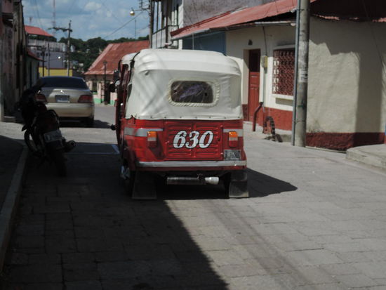 Tuktuk - aeusserst guenstiges Fortbewegungsmittel
