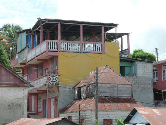 Der Blick von der Schule auf Margots Haus und ihre riiieeesen Terasse