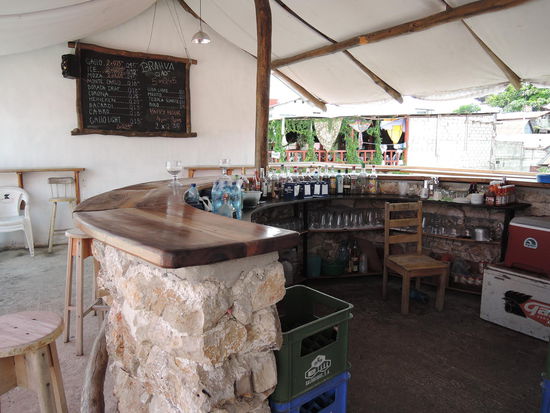 Das ist der andere Teil des Klassenzimmers: Am Abend eine Bar