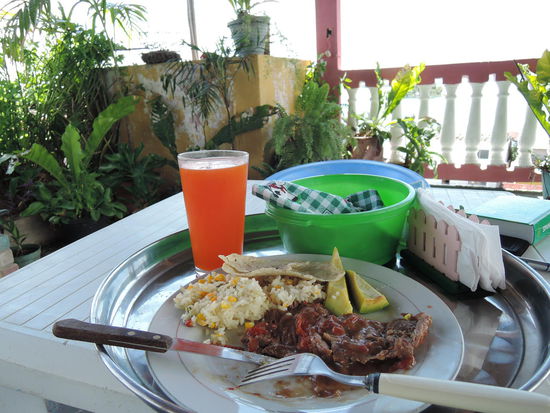 Da hat mir doch die Margot etwas leckeres gekocht. Und es gibt immer einen frischen Papayasaft dazu.