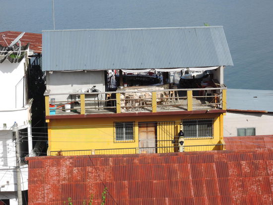 Wenn ich auf der Terasse stehe, schaue ich direkt ins Klassenzimmer meiner Schule