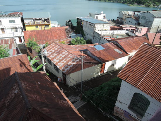 Ja, so sehen die Daecher hier aus. Eine Freude fuer unsere Dachspengler, oder?