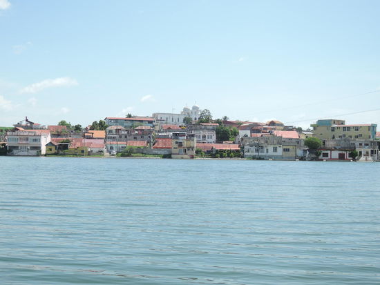 Da bin ich mal auf die andere Seite ruebergeschippert und habe Flores fotografiert.