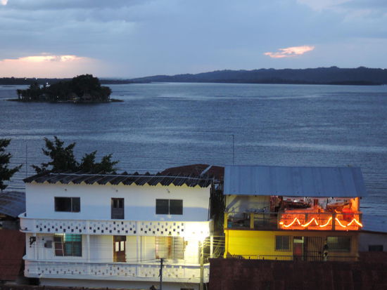 So sieht das Ganze dann bei Nacht aus. Die Schule (Bar) ist hell erleuchtet.