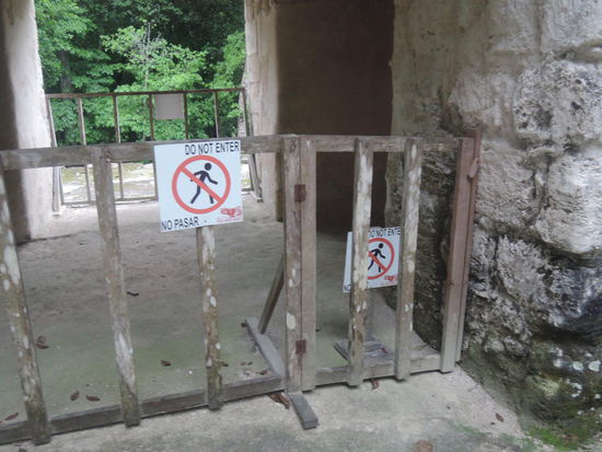 Solche Schilder interessieren einen natuerlich nicht, wenn man mit einem Guide unterwegs ist, der hier selbst mit ausgegraben hat