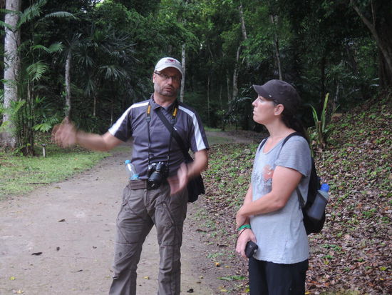 Der Dieter (mit im Bild, die Zoe aus US) erklaert alles ganz genau