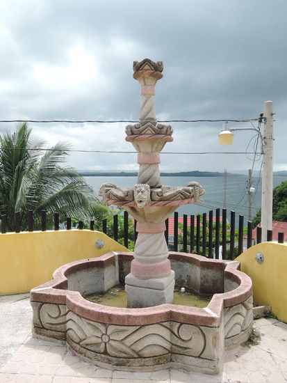 Ein netter Brunnen davor