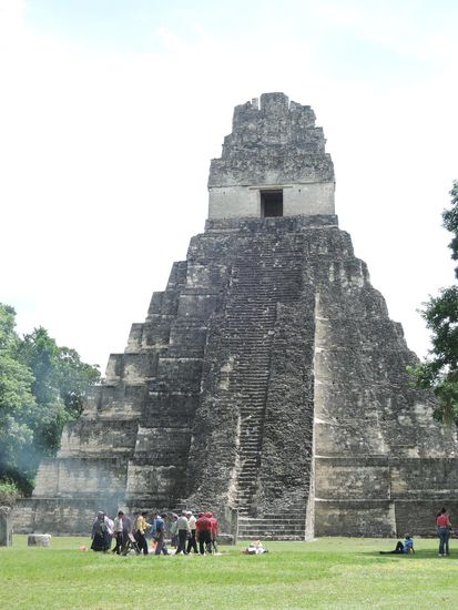 Zeremonie  vor dem Tempel 1