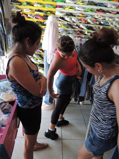 Dann mussten die Maedls natuerlich shoppen