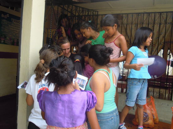 Hier verteile ich die Fotos, die ich fuer die Maedchen ausgedruckt habe