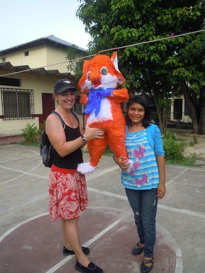 Zoe und Magaly beim Aufhaengen der Piñata