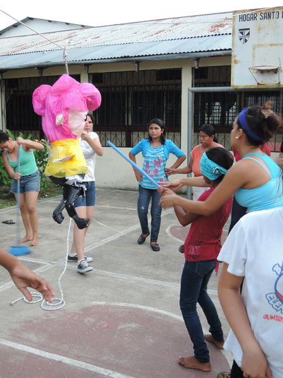 Wenn die Piñata haengt, wird erstmal kraeftig zugeschlagen