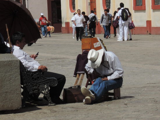 Hier werden mal eben die Schuhe repariert