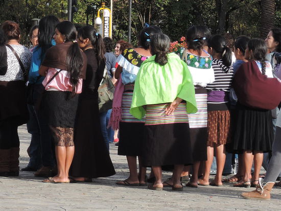 Einheimische Frauen in ihren Trachten