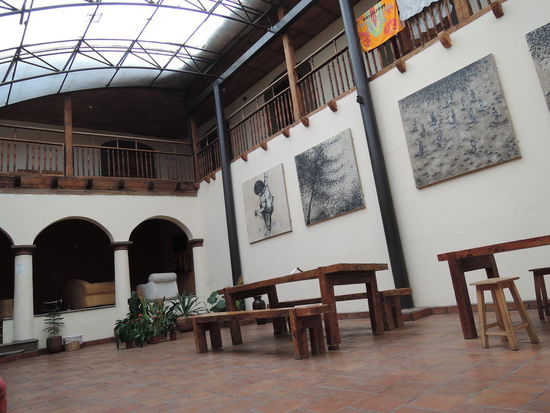 Der Aufenthaltsraum im Hostel Puerta Vieja