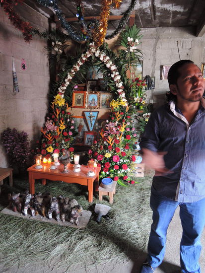 Ein Altar in einem Haus in Zinacantan