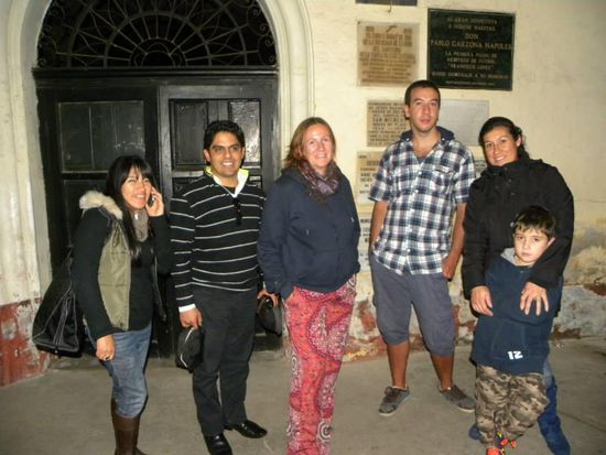 Der Geisterbeschwoerer aus GuatemalaCity  und seine Frau, meine Wenigkeit, Adam aus England und Aurora mit ihrem Sohn