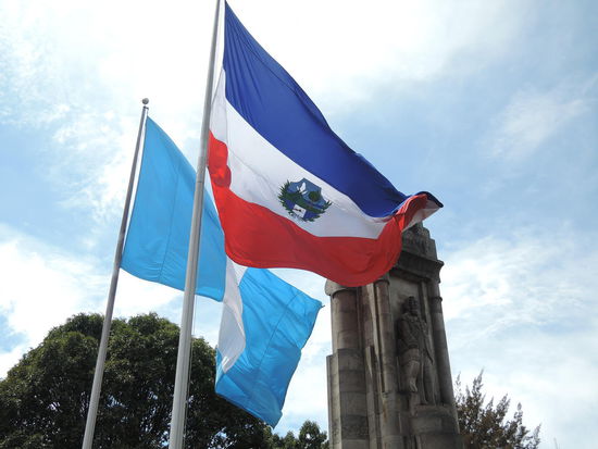 Die Flaggen von Guatemala und Xela