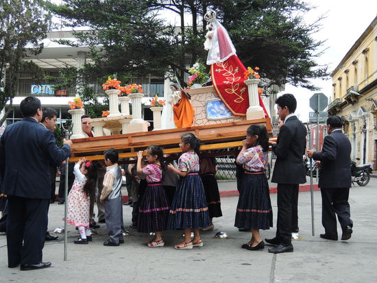 Die kleinen Maedls mussten auch mal die schwere Statue schleppen