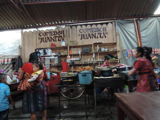 Die Maedls haben mir ein gutes Gulasch serviert